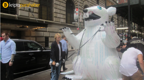New York’ta FED binasının karşısında Bitcoin’i temsil eden dev bir şişme fare var!