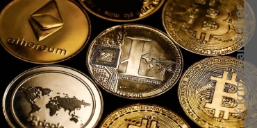 Biri düşüş, öteki yükseliş sinyali veren iki altcoin